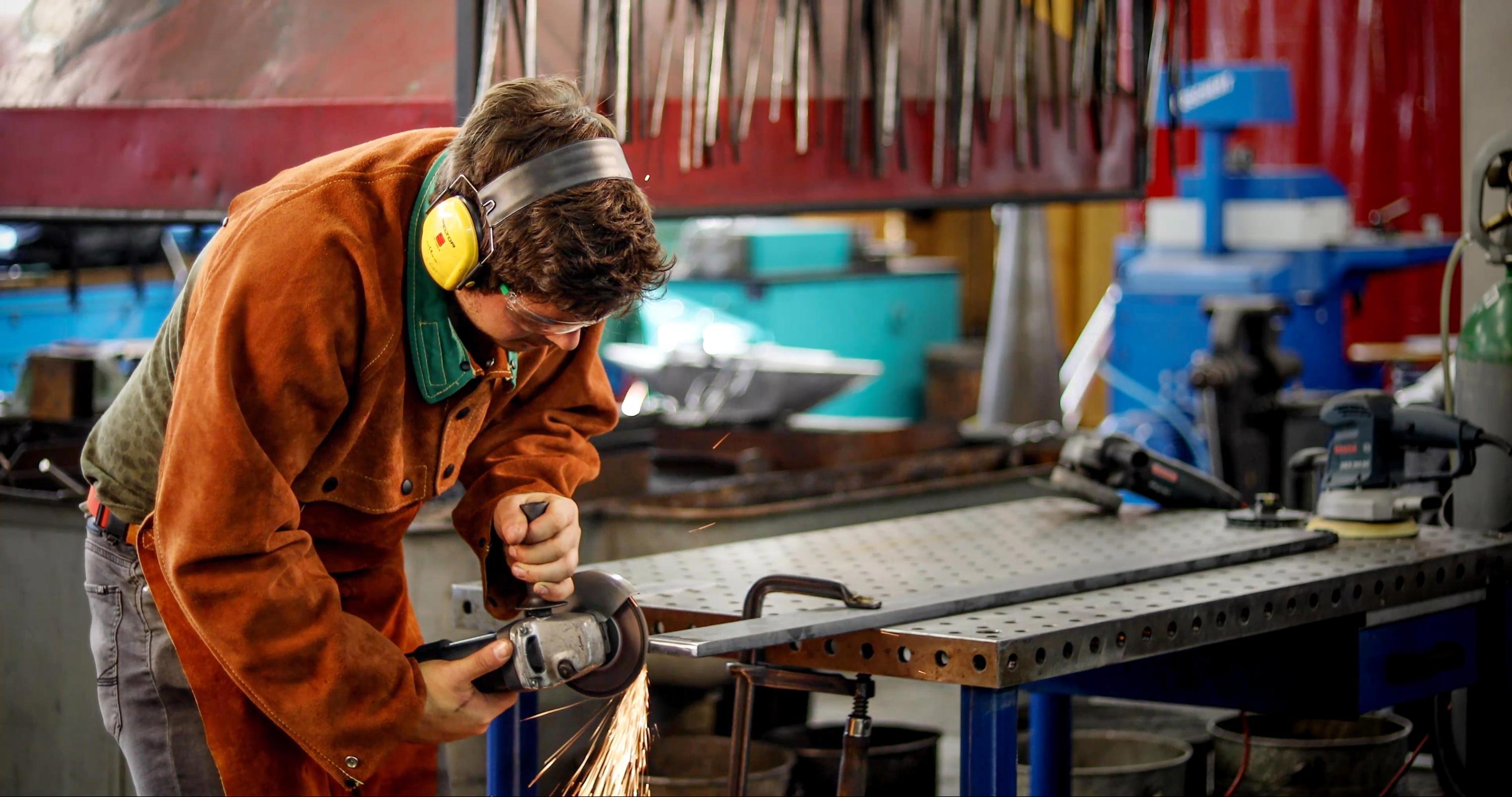 Ein Student HF Metallbau SMT am Schweissen