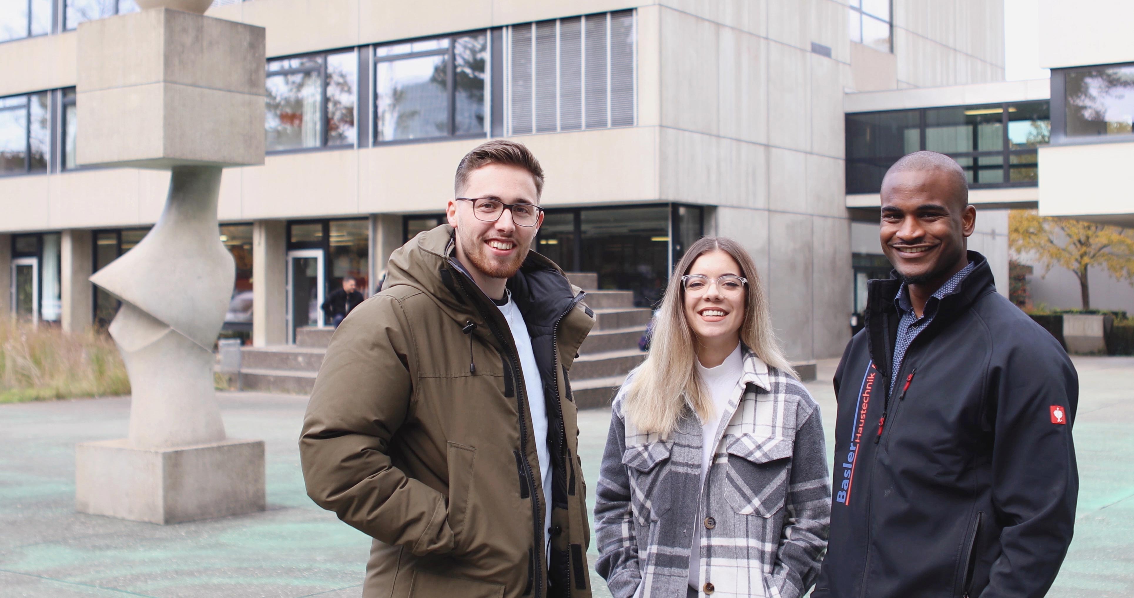 Drei junge HF-Studierende im Hof der AGS Basel