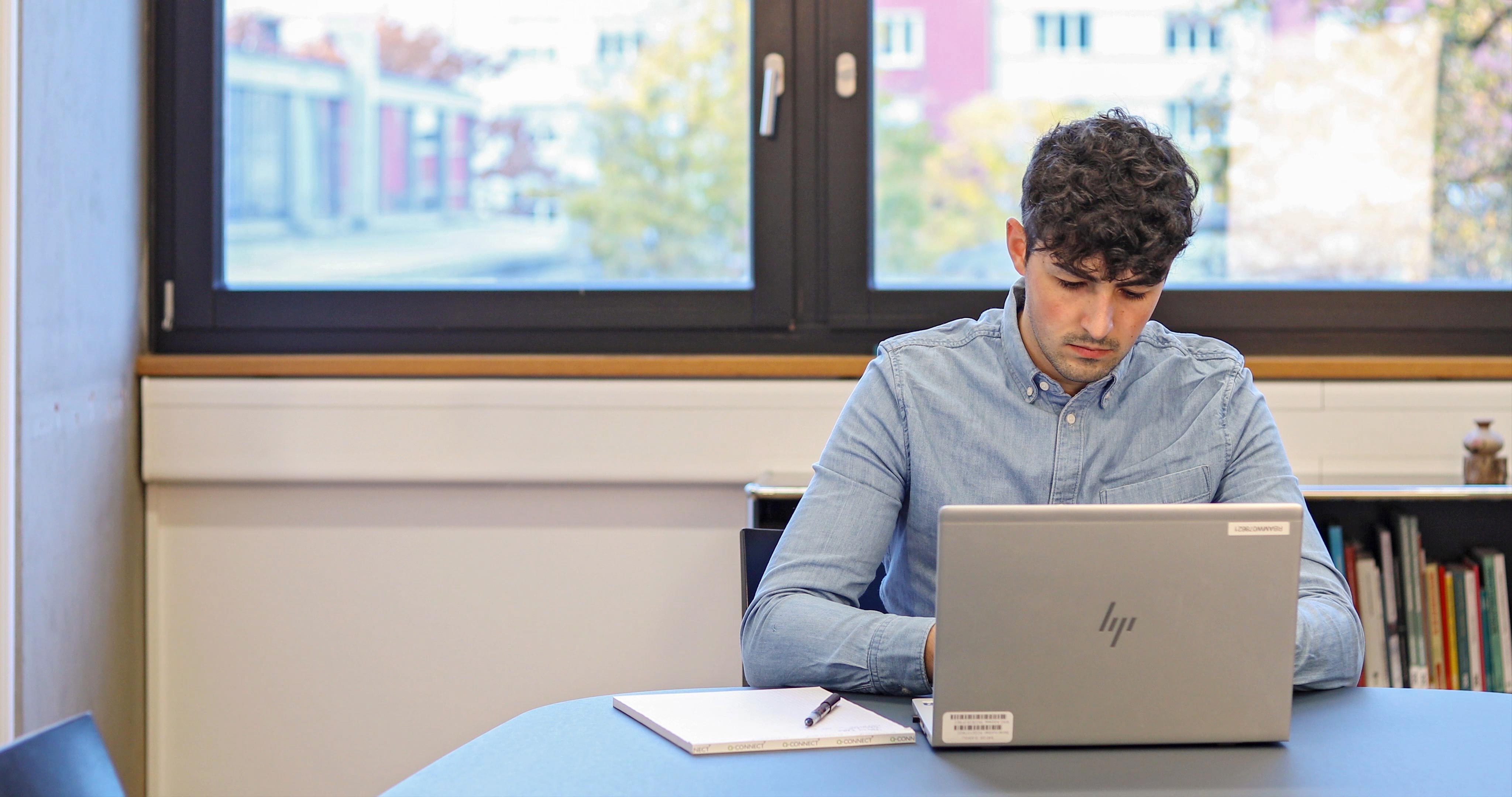 Ein Student HF Business Processmanagement am Laptop
